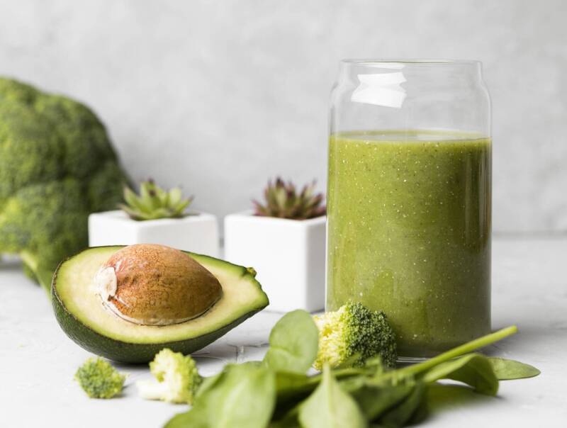營養師吳庭妮表示,若水果太硬,建議可與蔬菜、堅果一起打成綠拿鐵飲用,營養好入口;示意圖。(圖取自freepik) 營養師吳庭妮表示,若水果太硬,建議可與蔬菜、堅果一起打成綠拿鐵飲用,營養好入口;示意圖。(圖取自freepik)