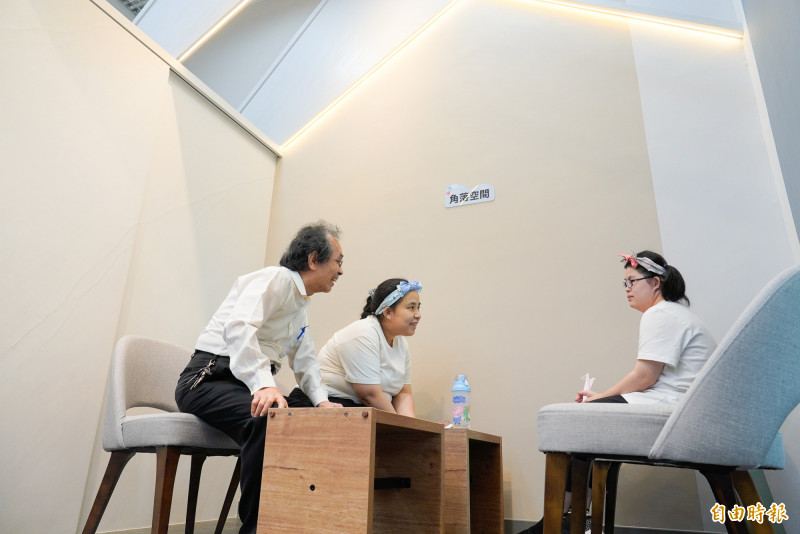 中和安邦日照中心內設有角落空間,讓學員可以聊天互動。(記者翁聿煌攝) 中和安邦日照中心內設有角落空間,讓學員可以聊天互動。(記者翁聿煌攝)