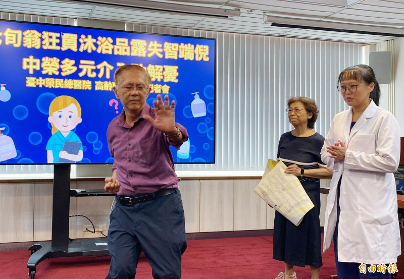 郭先生過去練拳3、40年,去年冬天一度因天氣冷及擔心走失中斷,近期重拾興趣,每週參與武術課。(記者蔡淑媛攝) 郭先生過去練拳3、40年,去年冬天一度因天氣冷及擔心走失中斷,近期重拾興趣,每週參與武術課。(記者蔡淑媛攝)