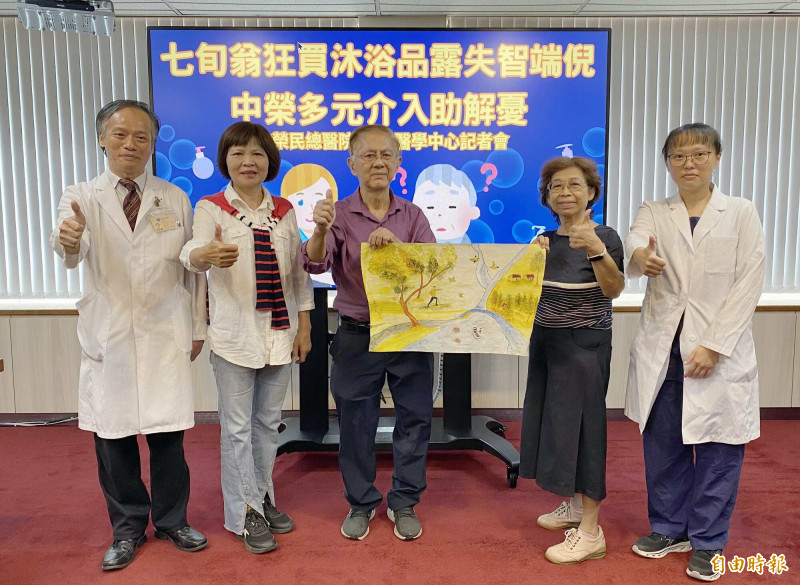 郭先生(左3)在妻子(右2)的支持和陪伴下,參與國畫班、武術等課程並分享展示作品,高齡醫學中心主任林時逸(左1)及郭馥瑄醫師盼更多民眾了解及同理失智家庭。(記者蔡淑媛攝) 郭先生(左3)在妻子(右2)的支持和陪伴下,參與國畫班、武術等課程並分享展示作品,高齡醫學中心主任林時逸(左1)及郭馥瑄醫師盼更多民眾了解及同理失智家庭。(記者蔡淑媛攝)