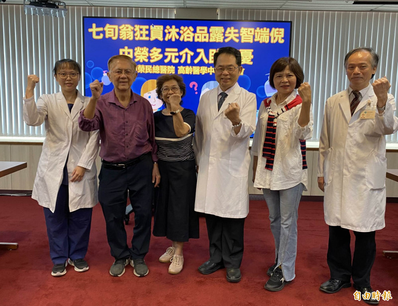 中榮高齡醫學中心和失智病友家庭分享共照經驗,盼更多人重視並警覺失智症;郭馥瑄醫師(左起)、郭先生、郭妻、副院長吳杰亮、吳阿嬤的媳婦、高齡醫學中心主任林時逸。(記者蔡淑媛攝) 中榮高齡醫學中心和失智病友家庭分享共照經驗,盼更多人重視並警覺失智症;郭馥瑄醫師(左起)、郭先生、郭妻、副院長吳杰亮、吳阿嬤的媳婦、高齡醫學中心主任林時逸。(記者蔡淑媛攝)