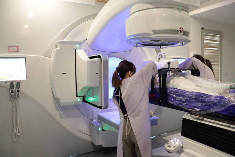 罹患咽喉癌的程女進行光子刀治療。(彰化醫院提供) 罹患咽喉癌的程女進行光子刀治療。(彰化醫院提供)