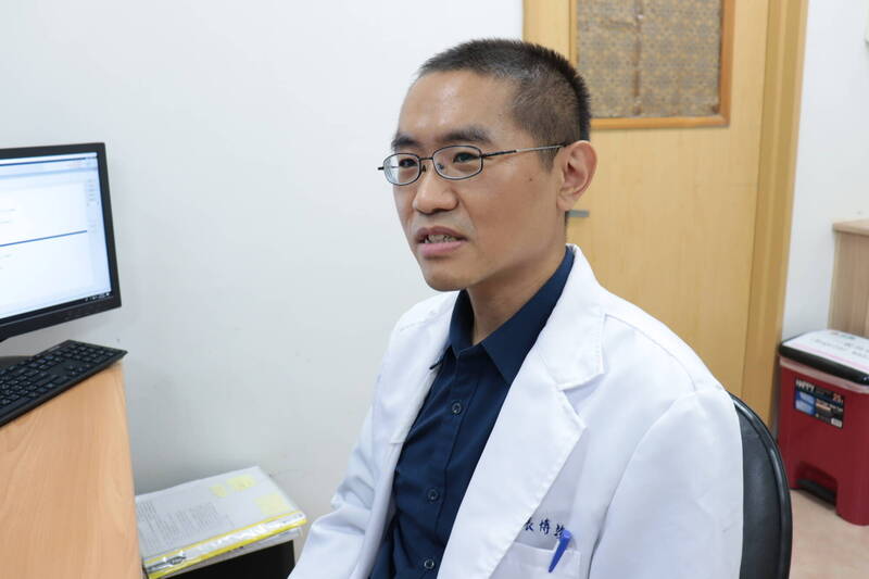 張博竣醫師說,精神科患者和老人家的病識感較為不足,是延遲就醫的2大族群,家人更需用心觀察溝通。(彰化醫院提供) 張博竣醫師說,精神科患者和老人家的病識感較為不足,是延遲就醫的2大族群,家人更需用心觀察溝通。(彰化醫院提供)