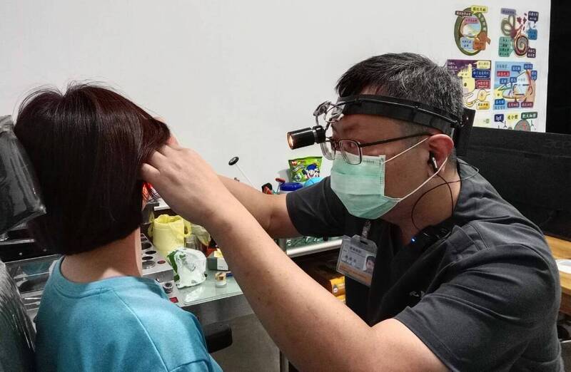 醫師診療中。(陳建志提供) 醫師診療中。(陳建志提供)