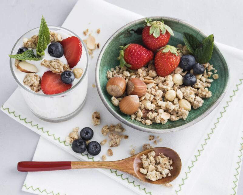 營養師張馨方表示,不吃早餐更易發胖,還會讓減重更困難,推薦可選擇水果優格杯+麥片,增加攝取膳食纖維與鈣質,促進腸道健康;示意圖。(圖取自freepik) 營養師張馨方表示,不吃早餐更易發胖,還會讓減重更困難,推薦可選擇水果優格杯+麥片,增加攝取膳食纖維與鈣質,促進腸道健康;示意圖。(圖取自freepik)