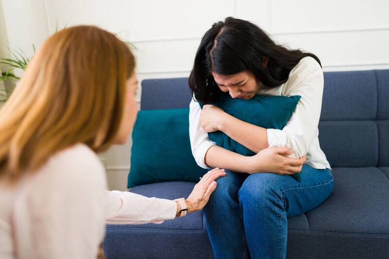 更年期若有情緒困擾,可以和家人、朋友分享心情,他們的支持能讓妳減輕壓力,不必一肩扛下,也可以尋求專業協助;圖為情境照,圖中人物與本文無關。(圖擷取自shutterstock) 更年期若有情緒困擾,可以和家人、朋友分享心情,他們的支持能讓妳減輕壓力,不必一肩扛下,也可以尋求專業協助;圖為情境照,圖中人物與本文無關。(圖擷取自shutterstock)