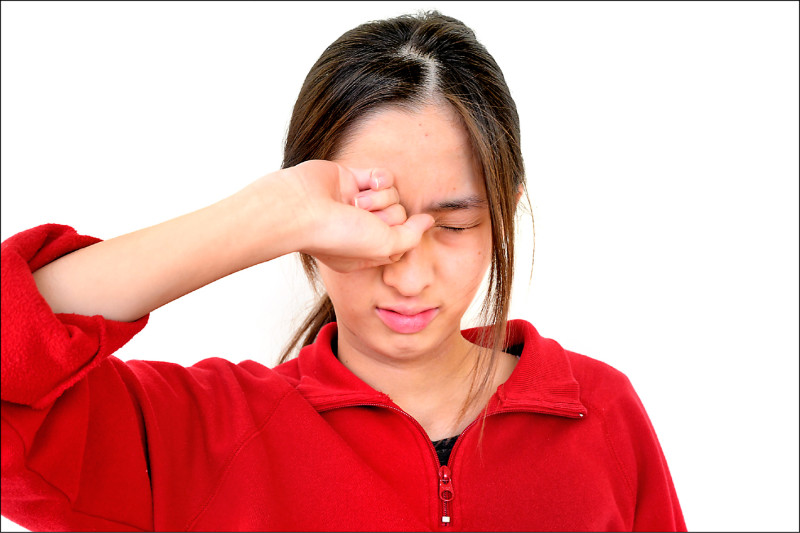 ▲眼睛不舒服,切勿亂揉,應盡速就醫,找出病因,對症治療;圖為情境照,圖中患者與本文無關。
(照片提供/林純如) 看眼科前5訣竅 治療更有效率