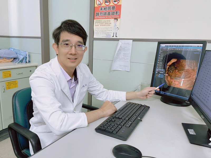 嘉基大腸直腸外科主任朱峻廷醫師提醒,家族性腺瘤性瘜肉症是種罕見但極具危險性的遺傳疾病,患者應及早診斷與治療。(嘉基提供) 嘉基大腸直腸外科主任朱峻廷醫師提醒,家族性腺瘤性瘜肉症是種罕見但極具危險性的遺傳疾病,患者應及早診斷與治療。(嘉基提供)