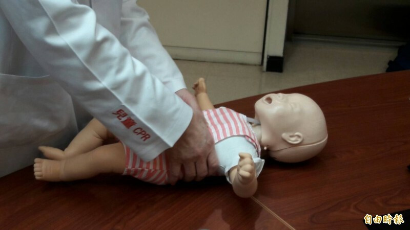 嬰幼兒CPR使用的「兩指神功」正式走入歷史,最新指引建議採「單手掌壓法」或「雙拇指環抱胸廓法」,更能提升嬰幼兒的急救成功率。(資料照) 嬰幼兒CPR使用的「兩指神功」正式走入歷史,最新指引建議採「單手掌壓法」或「雙拇指環抱胸廓法」,更能提升嬰幼兒的急救成功率。(資料照)