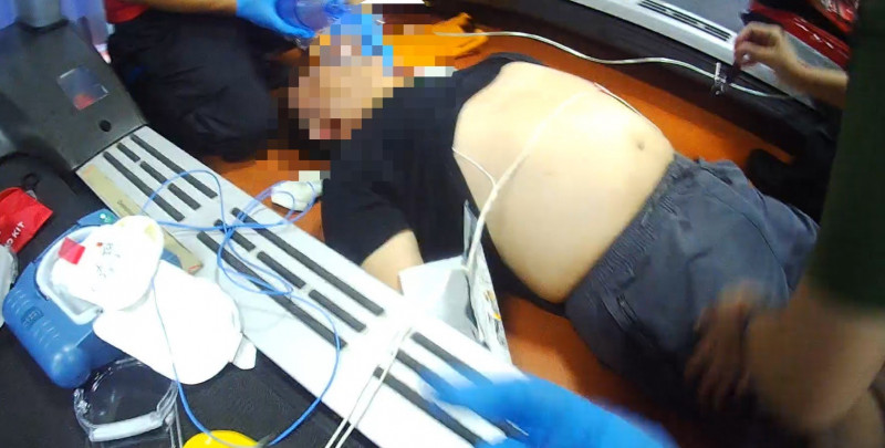 嘉義市國民運動中心男性OHCA搶救中。(嘉義市消局提供) 嘉義市國民運動中心男性OHCA搶救中。(嘉義市消局提供)