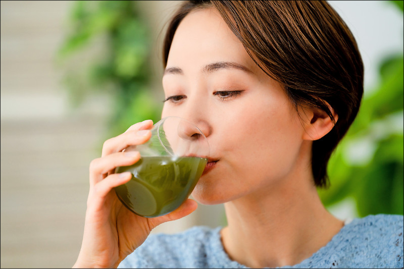 ▲營養師提醒,生蔬果汁易帶入細菌、病毒,增加感染風險,需注意;圖為情境照,圖中人與物與本文無關。(照片來源:shutterstock) ▲營養師提醒,生蔬果汁易帶入細菌、病毒,增加感染風險,需注意;圖為情境照,圖中人與物與本文無關。(照片來源:shutterstock)