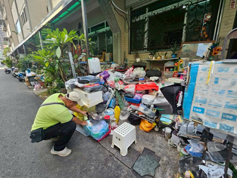 老翁自泰返國確診登革熱,防疫團隊前往其住家、工作地及活動地進行病媒蚊密度調查及化學防治。(高雄市衛生局提供) 老翁自泰返國確診登革熱,防疫團隊前往其住家、工作地及活動地進行病媒蚊密度調查及化學防治。(高雄市衛生局提供)