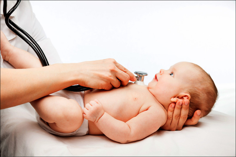 ▲多數嬰幼兒心肺停止案例在送醫前已失去呼吸心跳,基層醫師、保母與民眾應儘快更新救命術知識;圖為情境照,圖中人物與本文無關。(照片來源:shutterstock) ▲多數嬰幼兒心肺停止案例在送醫前已失去呼吸心跳,基層醫師、保母與民眾應儘快更新救命術知識;圖為情境照,圖中人物與本文無關。(照片來源:shutterstock)