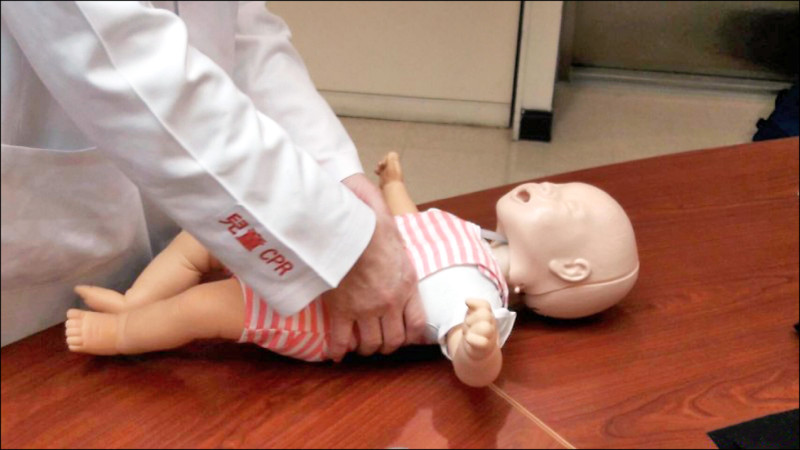▲嬰幼兒CPR最新指引建議採「單手掌壓法」或「雙拇指環抱胸廓法」,更能提升嬰幼兒的急救成功率。(資料照) ▲嬰幼兒CPR最新指引建議採「單手掌壓法」或「雙拇指環抱胸廓法」,更能提升嬰幼兒的急救成功率。(資料照)