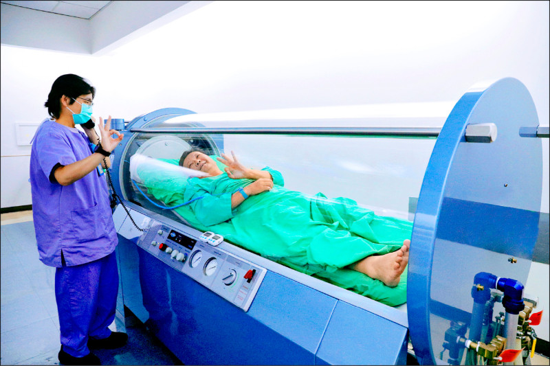 ▲中風導致失語症的吳先生(右)接受高壓氧輔助治療後約恢復30%。(羅東博愛醫院提供) ▲中風導致失語症的吳先生(右)接受高壓氧輔助治療後約恢復30%。(羅東博愛醫院提供)