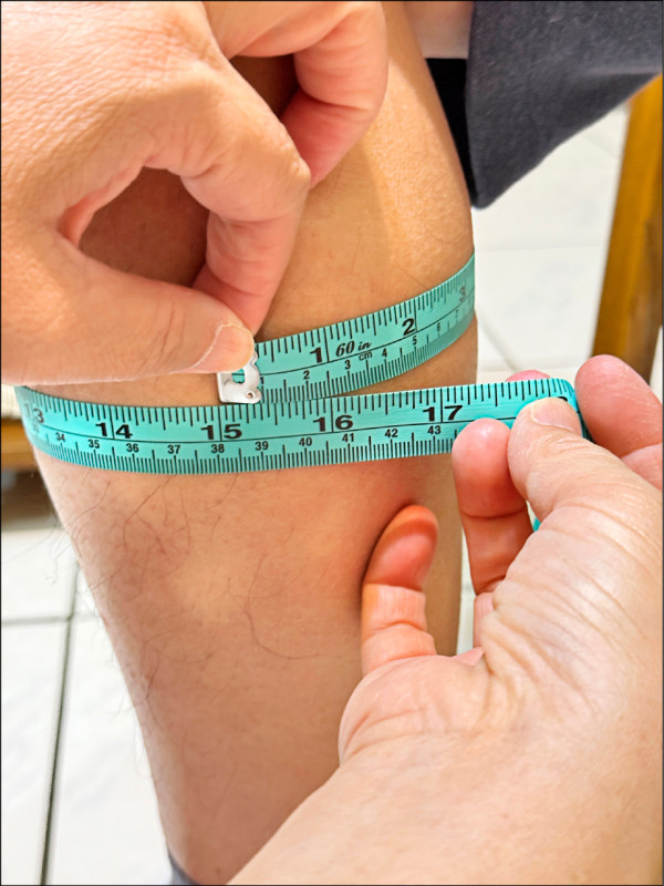 ▲坐著膝蓋彎曲,大腿與小腿呈90度,以軟性皮尺量測小腿最粗處,男性小於34公分,女性小於33公分,都是高風險群。(北護大高齡健康照護系助理教授王曉萍提供) ▲坐著膝蓋彎曲,大腿與小腿呈90度,以軟性皮尺量測小腿最粗處,男性小於34公分,女性小於33公分,都是高風險群。(北護大高齡健康照護系助理教授王曉萍提供)