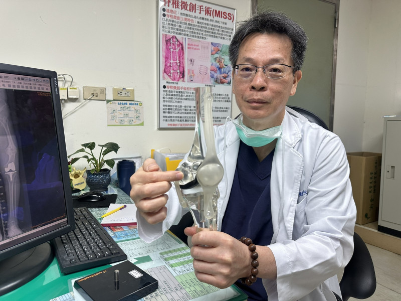 豐原醫院骨科醫師江福財表示,長短腳並非單純外觀問題,若差距超過3公分以上,長期下來恐導致膝關節退化等後遺症。(豐原醫院提供) 豐原醫院骨科醫師江福財表示,長短腳並非單純外觀問題,若差距超過3公分以上,長期下來恐導致膝關節退化等後遺症。(豐原醫院提供)