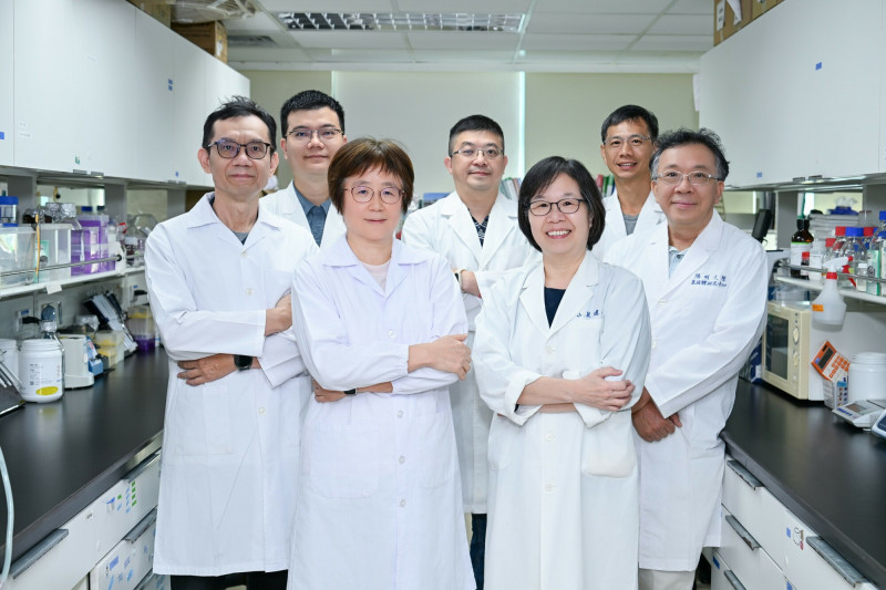 國立陽明交通大學特聘教授蔡亭芬(右)與教授傅淑玲(左)等共同組成研究團隊,找到小紅莓化療藥物造成心肌損傷的新解方,「柑橘萃取物─橙皮素(Hesperetin)」有機會緩解副作用,又不影響抗癌療效。(圖由陽明交大提供) 國立陽明交通大學特聘教授蔡亭芬(右)與教授傅淑玲(左)等共同組成研究團隊,找到小紅莓化療藥物造成心肌損傷的新解方,「柑橘萃取物─橙皮素(Hesperetin)」有機會緩解副作用,又不影響抗癌療效。(圖由陽明交大提供)