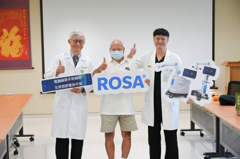 長年飽受膝蓋疼痛之苦的顧男(中),接受高雄秀傳紀念醫院「ROSA機械手臂輔助人工膝關節置換手術」,重拾退休後的「膝」哈人生。(高雄秀傳紀念醫院提供) 長年飽受膝蓋疼痛之苦的顧男(中),接受高雄秀傳紀念醫院「ROSA機械手臂輔助人工膝關節置換手術」,重拾退休後的「膝」哈人生。(高雄秀傳紀念醫院提供)