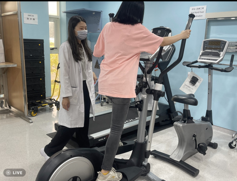 職傷老闆娘經高雄榮總整合中心助半年重返工作崗位。(高榮提供) 職傷老闆娘經高雄榮總整合中心助半年重返工作崗位。(高榮提供)