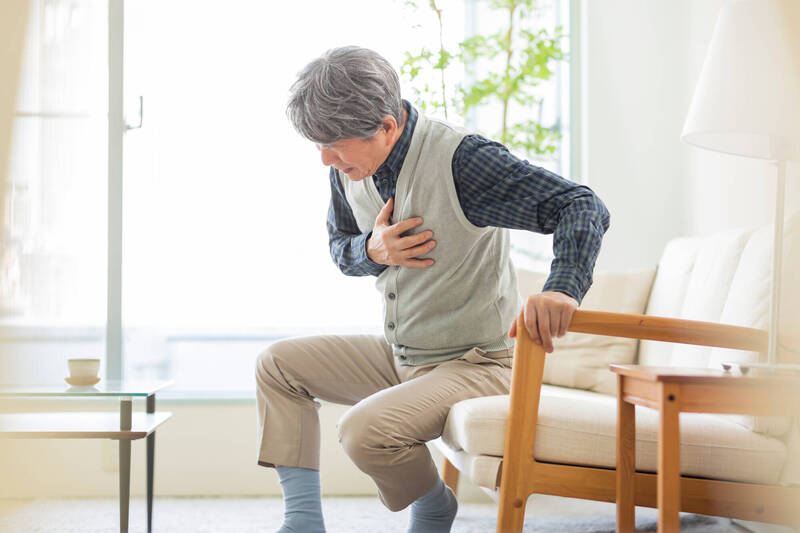 一動就喘,要小心可能是心臟在發出求救訊號;圖為情境照,圖中人物與本文無關。(圖擷取自shutterstock) 一動就喘,要小心可能是心臟在發出求救訊號;圖為情境照,圖中人物與本文無關。(圖擷取自shutterstock)