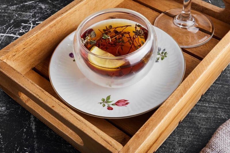 紅茶、綠茶對健康益處各有千秋,西園醫院婦產科醫師邱筱宸指出,最好不要空腹飲茶;示意圖。(圖取自freepik) 紅茶、綠茶對健康益處各有千秋,西園醫院婦產科醫師邱筱宸指出,最好不要空腹飲茶;示意圖。(圖取自freepik)