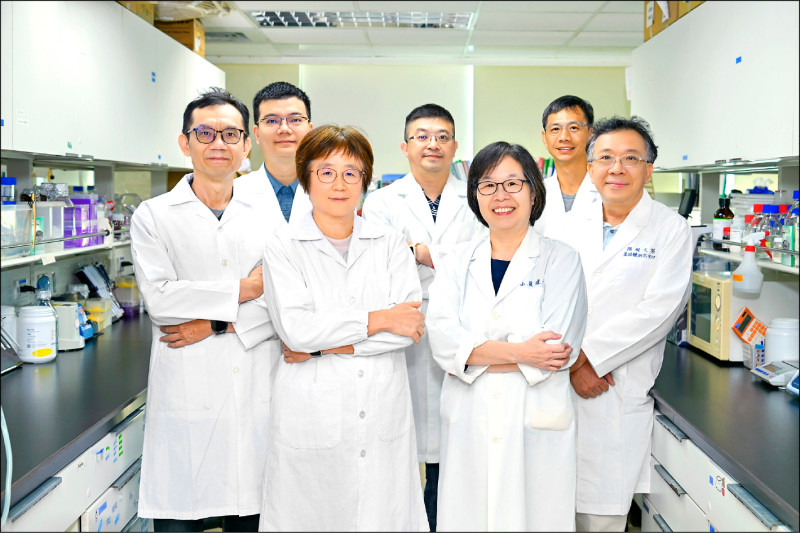 ▲陽明交大特聘教授蔡亭芬(前排右)與教授傅淑玲(前排左)等合組的研究團隊,找到「柑橘萃取物─橙皮素(Hesperetin)」有機會緩解「小紅莓」副作用,又不影響抗癌療效。(陽明交大提供) ▲陽明交大特聘教授蔡亭芬(前排右)與教授傅淑玲(前排左)等合組的研究團隊,找到「柑橘萃取物─橙皮素(Hesperetin)」有機會緩解「小紅莓」副作用,又不影響抗癌療效。(陽明交大提供)