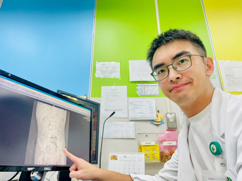 阮綜合急診兒科主治醫師蕭宇超表示小兒「功能性便秘」,即排除生理結構與疾病問題,因排便、飲食習慣或心理因素所造成的便秘。(阮綜合醫院提供) 阮綜合急診兒科主治醫師蕭宇超表示小兒「功能性便秘」,即排除生理結構與疾病問題,因排便、飲食習慣或心理因素所造成的便秘。(阮綜合醫院提供)