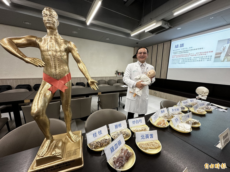 莊照宇醫師表示,兒童大腦在發育過程中具有高度可塑性,治療腦麻兒,中西醫整合早期介入治療效果最佳。(記者劉婉君攝) 莊照宇醫師表示,兒童大腦在發育過程中具有高度可塑性,治療腦麻兒,中西醫整合早期介入治療效果最佳。(記者劉婉君攝)