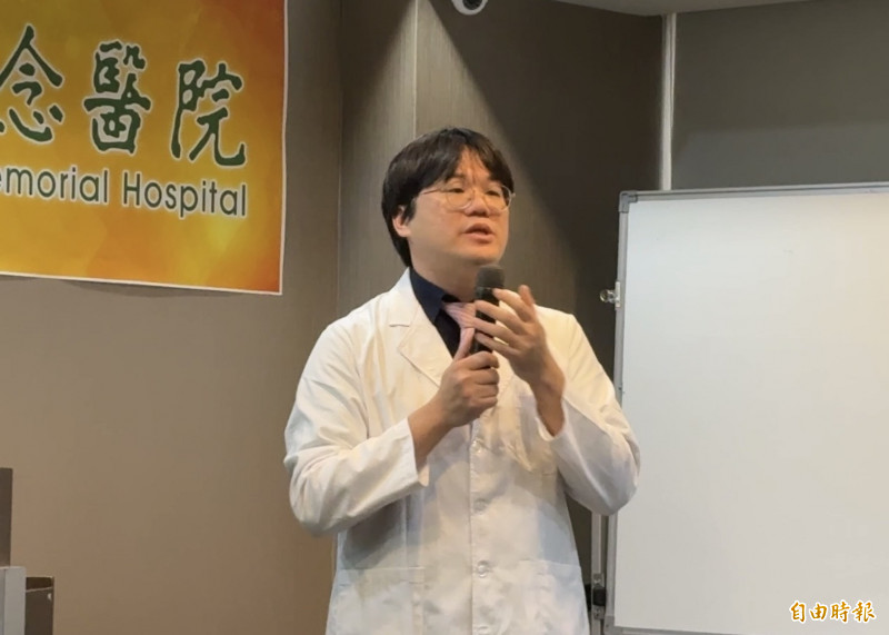 林口長庚微菌治療中心主任李柏賢表示,無毒梭菌外觀與困難梭菌外觀相似,傳統培養很難分辨。(記者林志怡攝) 林口長庚微菌治療中心主任李柏賢表示,無毒梭菌外觀與困難梭菌外觀相似,傳統培養很難分辨。(記者林志怡攝)