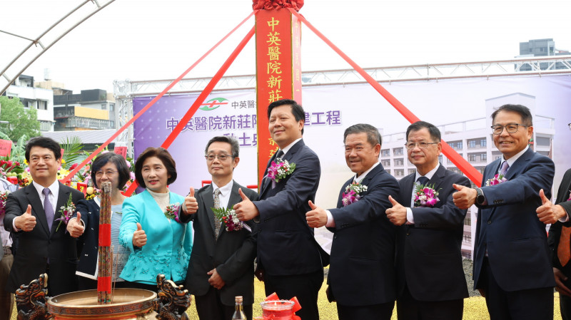 新北市的中英醫院今舉辦新莊院區新址動土典禮,副市長朱惕之到場參與動土。(記者黃政嘉攝) 新北市的中英醫院今舉辦新莊院區新址動土典禮,副市長朱惕之到場參與動土。(記者黃政嘉攝)