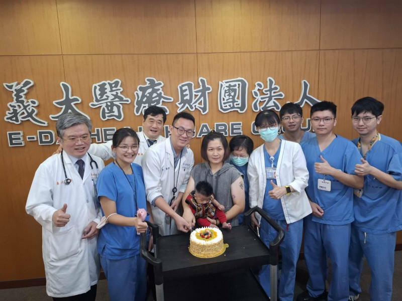 義大醫療團隊歷經百日搶救,成功從死神手中救回小生命,院方今天準備蛋糕為小男嬰歡慶重生。(記者蘇福男攝) 義大醫療團隊歷經百日搶救,成功從死神手中救回小生命,院方今天準備蛋糕為小男嬰歡慶重生。(記者蘇福男攝)