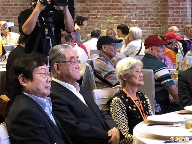 台北仁濟院董事長林明成(中)與90歲劉敏阿嬤(右)在重陽敬老餐會中毗鄰而座,兩人相約要健康呷百二。(記者李惠芬攝) 台北仁濟院董事長林明成(中)與90歲劉敏阿嬤(右)在重陽敬老餐會中毗鄰而座,兩人相約要健康呷百二。(記者李惠芬攝)