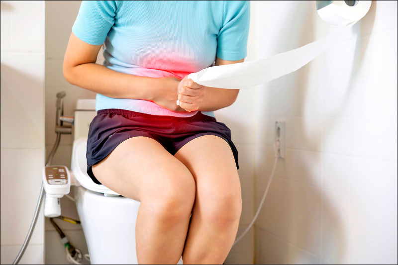 ▲潰瘍性結腸炎讓患者飽受劇烈腹痛、頻繁腹瀉與血便困擾;示意圖。(照片來源:shutterstock) ▲潰瘍性結腸炎讓患者飽受劇烈腹痛、頻繁腹瀉與血便困擾;示意圖。(照片來源:shutterstock)