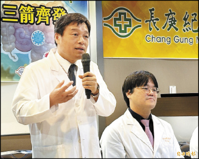 ▲林口長庚副院長邱政洵(左)和微菌治療中心主任李柏賢(右)說明腸道微菌叢植入治療。(記者林志怡攝) ▲林口長庚副院長邱政洵(左)和微菌治療中心主任李柏賢(右)說明腸道微菌叢植入治療。(記者林志怡攝)