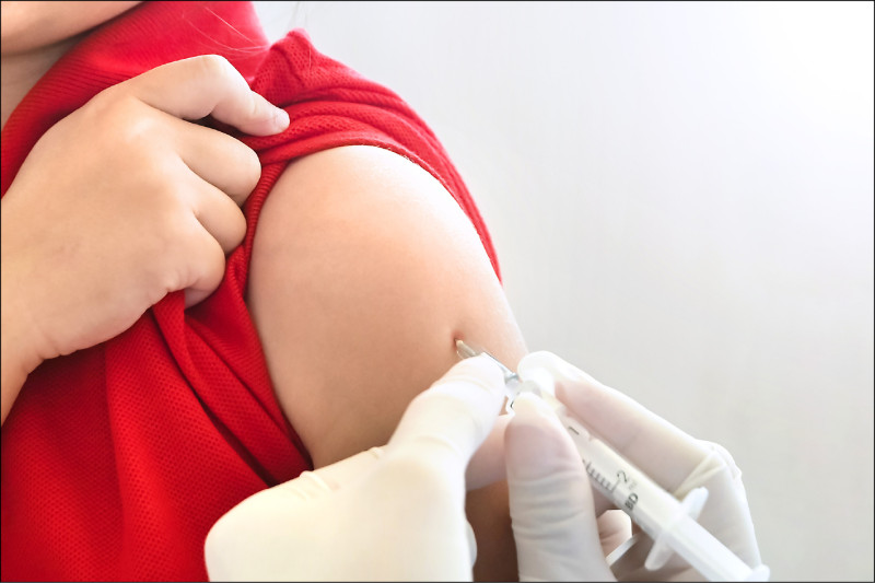 ▲第2階段「左流右新」也將於11月1日開打,50至64歲族群可同時接種流感與新冠疫苗;示意圖。(照片來源:shutterstock) ▲第2階段「左流右新」也將於11月1日開打,50至64歲族群可同時接種流感與新冠疫苗;示意圖。(照片來源:shutterstock)