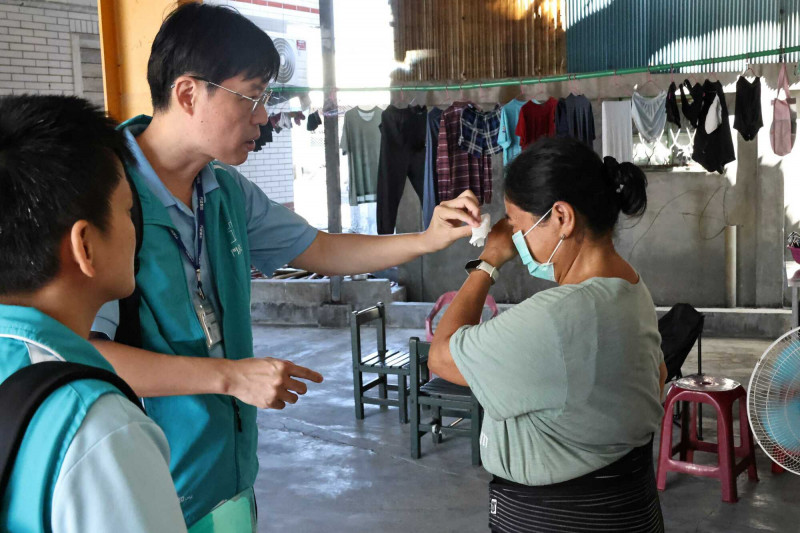 門諾醫院身心科團隊前進災區,聽災民訴說,分擔內心的傷痛,由醫師給予心理諮商。(門諾醫院提供) 門諾醫院身心科團隊前進災區,聽災民訴說,分擔內心的傷痛,由醫師給予心理諮商。(門諾醫院提供)