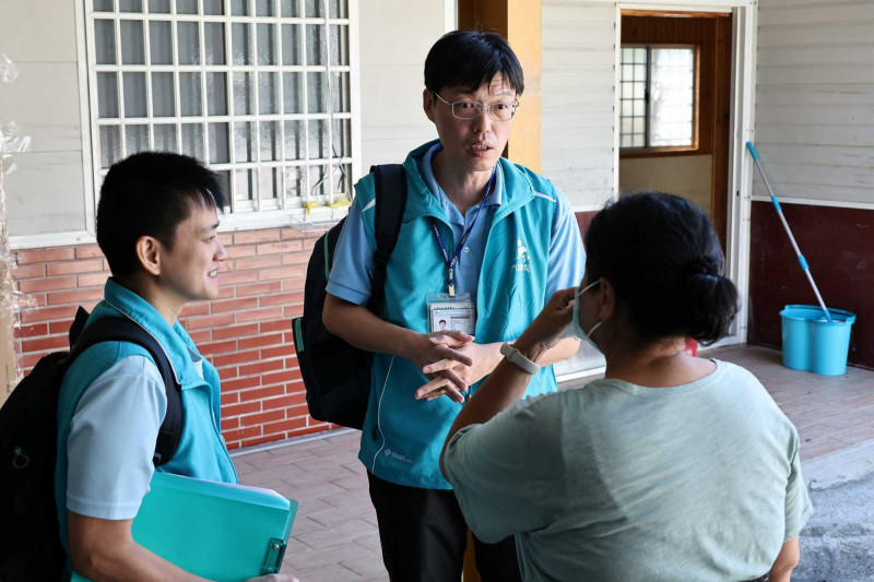 門諾身心團隊醫師到災區送藥,也送上一句「你不孤單」的問候。(門諾醫院提供) 門諾身心團隊醫師到災區送藥,也送上一句「你不孤單」的問候。(門諾醫院提供)