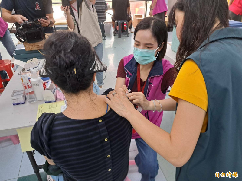南市11月1日起擴大公費流感及新冠疫苗第二階段接種對象,呼籲符合資格民眾盡快接種。(記者蔡文居攝) 南市11月1日起擴大公費流感及新冠疫苗第二階段接種對象,呼籲符合資格民眾盡快接種。(記者蔡文居攝)