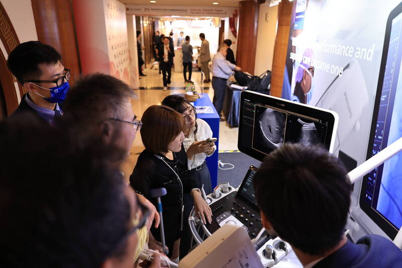 本次大會展示新穎的腫瘤消融工具、先進的影像導引設備、機器人手臂導引系統等。(亞太腫瘤消融大會提供) 本次大會展示新穎的腫瘤消融工具、先進的影像導引設備、機器人手臂導引系統等。(亞太腫瘤消融大會提供)