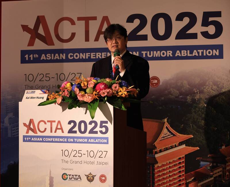 臺大醫院教授黃凱文榮獲亞太腫瘤消融院士,致詞時他說,ACTA年會是11年前在台灣成立。(亞太腫瘤消融大會提供) 臺大醫院教授黃凱文榮獲亞太腫瘤消融院士,致詞時他說,ACTA年會是11年前在台灣成立。(亞太腫瘤消融大會提供)