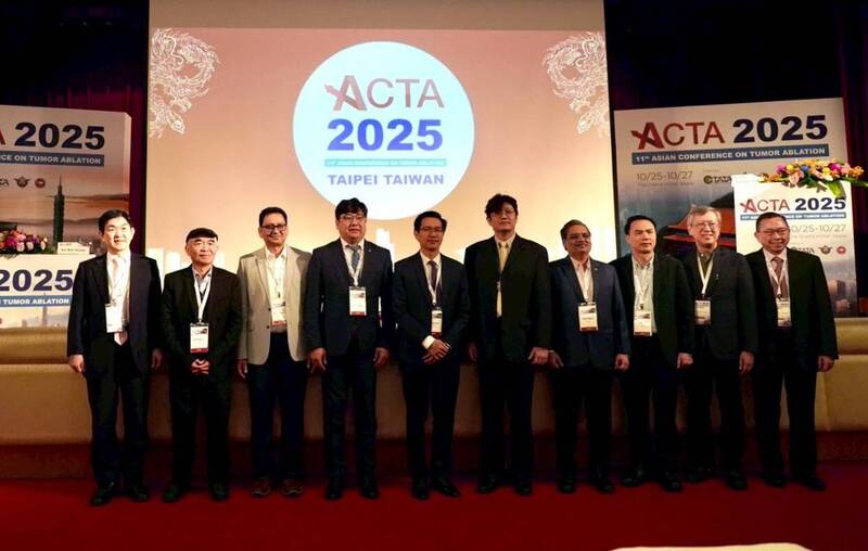 本次「亞太腫瘤消融年會」由亞太腫瘤消融院士黃凱文(右5)擔任主席。(亞太腫瘤消融大會提供) 本次「亞太腫瘤消融年會」由亞太腫瘤消融院士黃凱文(右5)擔任主席。(亞太腫瘤消融大會提供)