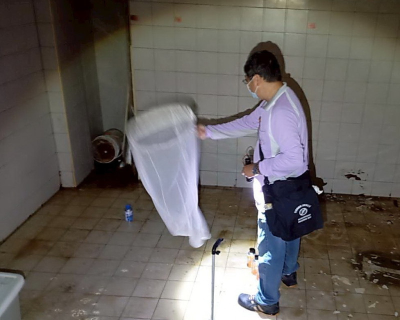 南市登革熱監測人員持續於確診者工作地環境病媒蚊監測、掃蚊和防治。(南市衛生局提供) 南市登革熱監測人員持續於確診者工作地環境病媒蚊監測、掃蚊和防治。(南市衛生局提供)