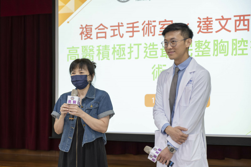 謝女士(左)罹患肺腺癌,透過胸腔外科主任劉又瑋(右)執行的達文西手術,成功以微創方式切除腫瘤,並能迅速恢復生活。(高醫提供) 謝女士(左)罹患肺腺癌,透過胸腔外科主任劉又瑋(右)執行的達文西手術,成功以微創方式切除腫瘤,並能迅速恢復生活。(高醫提供)