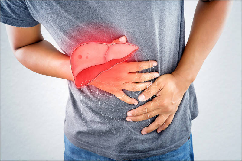 秀傳醫療體系中部院區總院長黃士維指出,常見的6大肝臟受損因素包含:突然攝取大量酒精、藥物濫用、病毒性肝炎、脂肪肝、生活毒素、熬夜;圖為情境照。(照片來源:shutterstock) 秀傳醫療體系中部院區總院長黃士維指出,常見的6大肝臟受損因素包含:突然攝取大量酒精、藥物濫用、病毒性肝炎、脂肪肝、生活毒素、熬夜;圖為情境照。(照片來源:shutterstock)