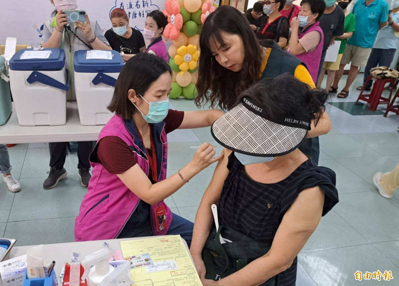 台南市自11月1日起公費流感疫苗擴大施打對象,新增50至64歲無高風險疾病的健康成人也可接種。(記者蔡文居攝) 台南市自11月1日起公費流感疫苗擴大施打對象,新增50至64歲無高風險疾病的健康成人也可接種。(記者蔡文居攝)