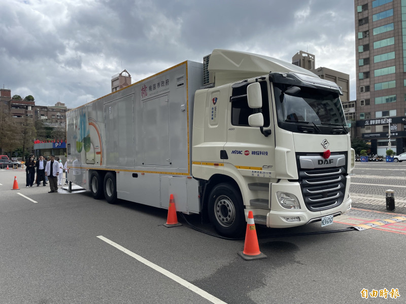 桃園市行動CT醫療車造價高達6千萬元,為全國首創。(記者謝武雄攝) 桃園市行動CT醫療車造價高達6千萬元,為全國首創。(記者謝武雄攝)