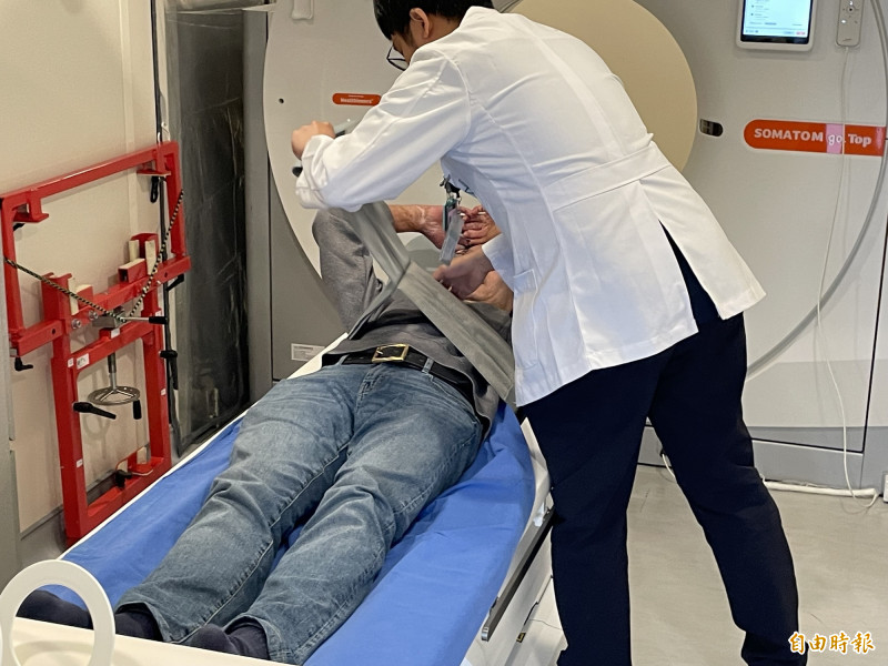 民眾在行動CT醫療車上,就可接受LDCT檢查。(記者謝武雄攝) 民眾在行動CT醫療車上,就可接受LDCT檢查。(記者謝武雄攝)