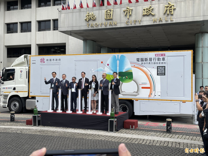桃園市長張善政率領相關局處首長,舉行「桃園市行動CT醫療車」啟用儀式。(記者謝武雄攝) 桃園市長張善政率領相關局處首長,舉行「桃園市行動CT醫療車」啟用儀式。(記者謝武雄攝)