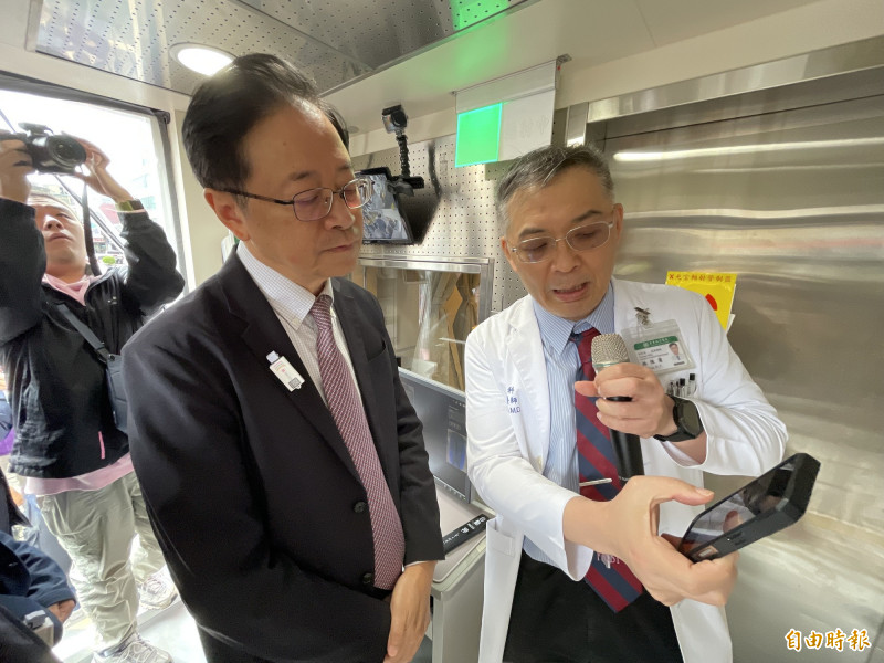 亞東醫院醫師林恆甫,向桃園市長張善政說明行動CT醫療車功能。(記者謝武雄攝) 亞東醫院醫師林恆甫,向桃園市長張善政說明行動CT醫療車功能。(記者謝武雄攝)